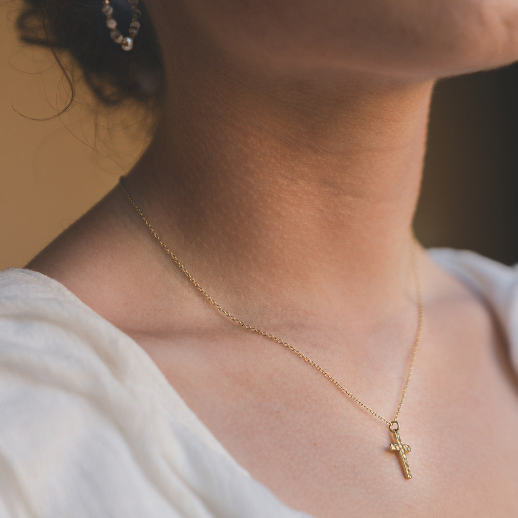 Collier Croix martelée