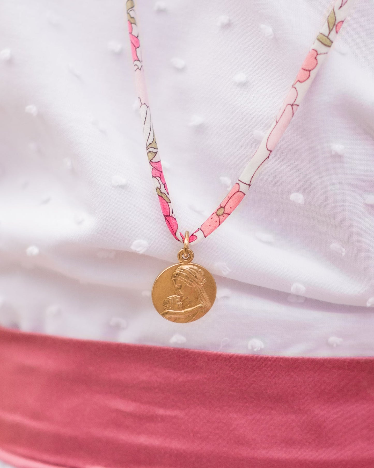 Collier & Médaille Vierge à l’Enfant Tendresse (dorée à l'or fin)