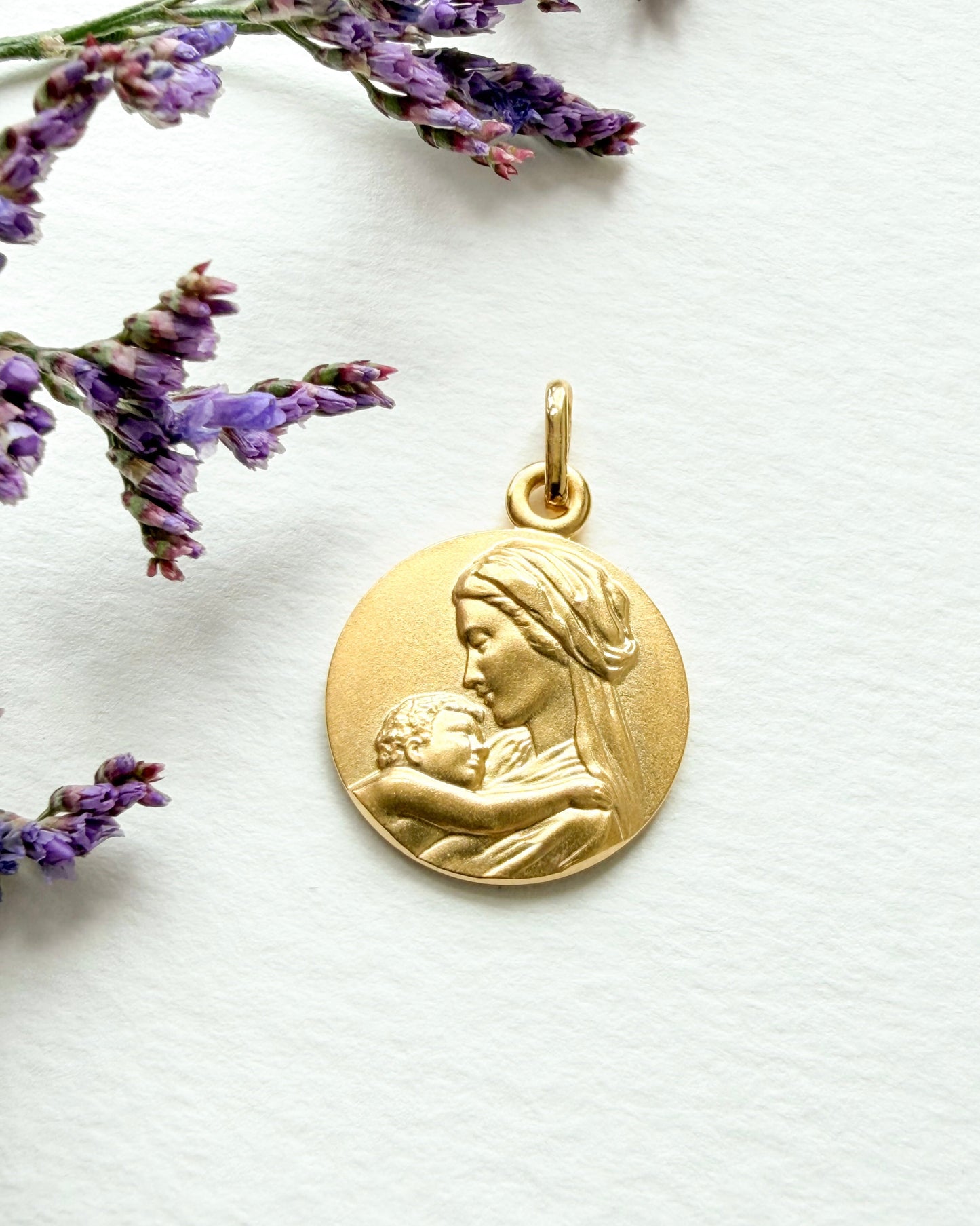 Médaille Vierge à l'enfant Tendresse (plaqué or ou argent massif 925)